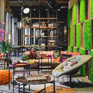 3* Отель Moxy Airport